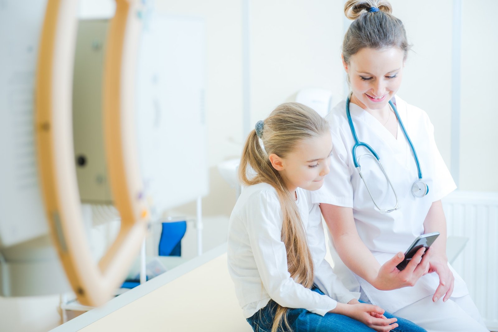 doctor-with-little-patient